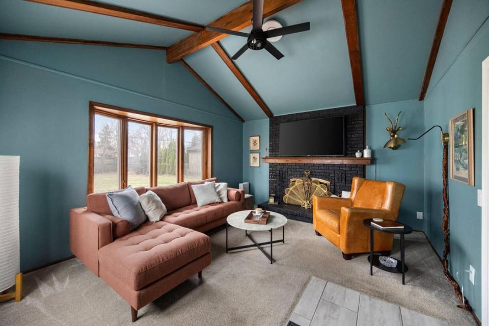 Spacious Pet Friendly Home with Game Room Sleeps 12 House in Clawson