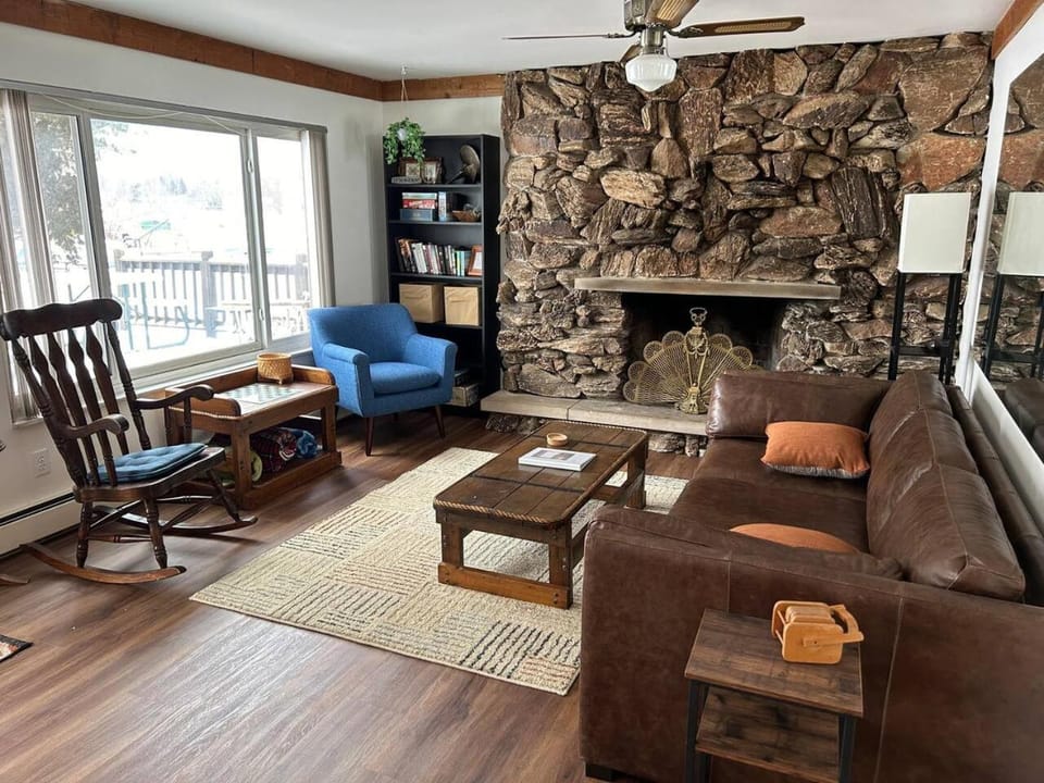 Peaceful Spacious Home on Crescent Lake Sleeps 8 House in Waterford Township