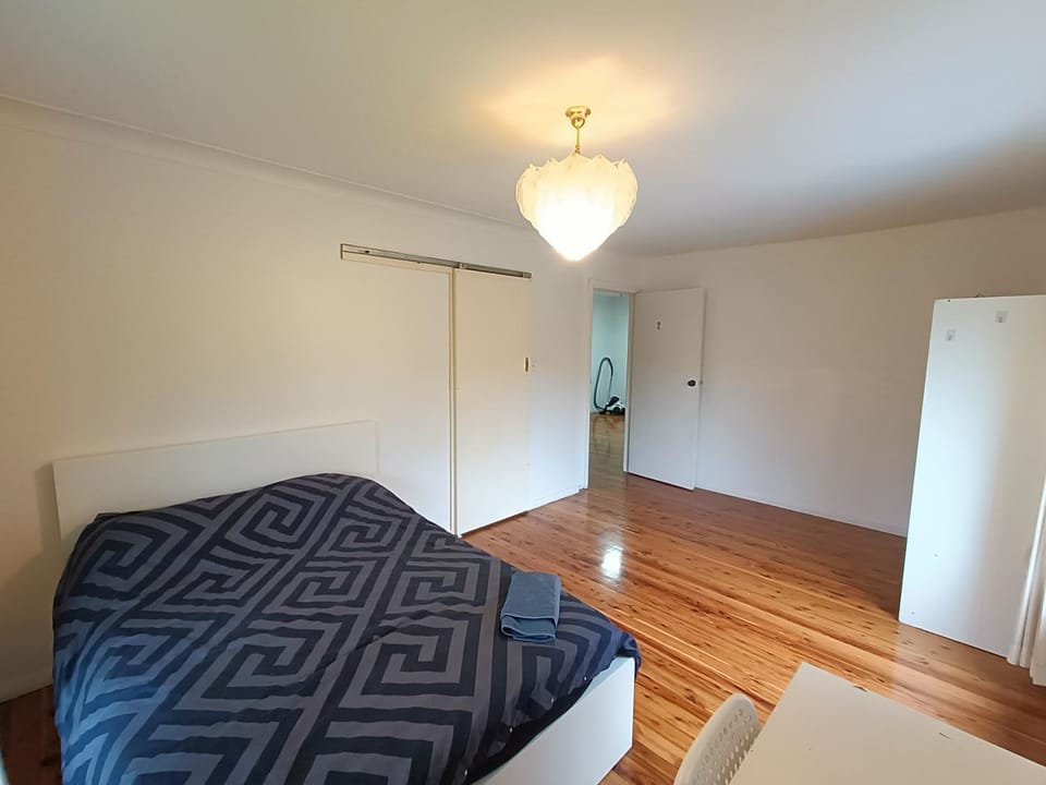 Comfortable Queen Room with Private Balcony - E2 Vacation rental in Sydney