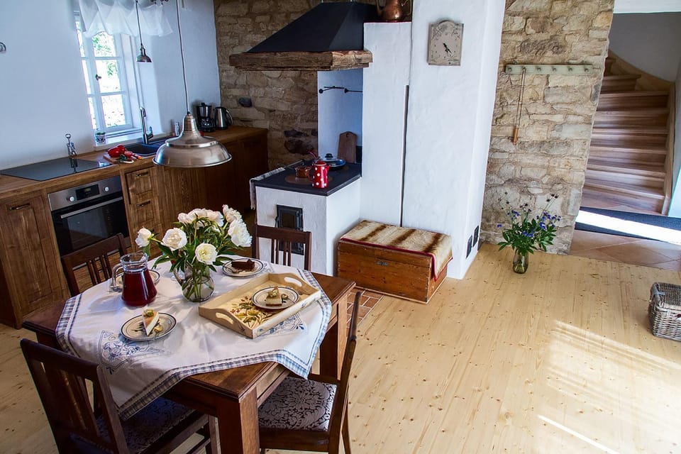 Photo of the whole room, Decorative detail