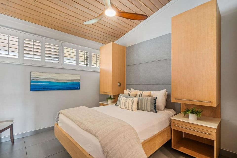 BeachFront 1BR Ocean Views Pool Hot Tub- Napili Shores H262 House in Kapalua