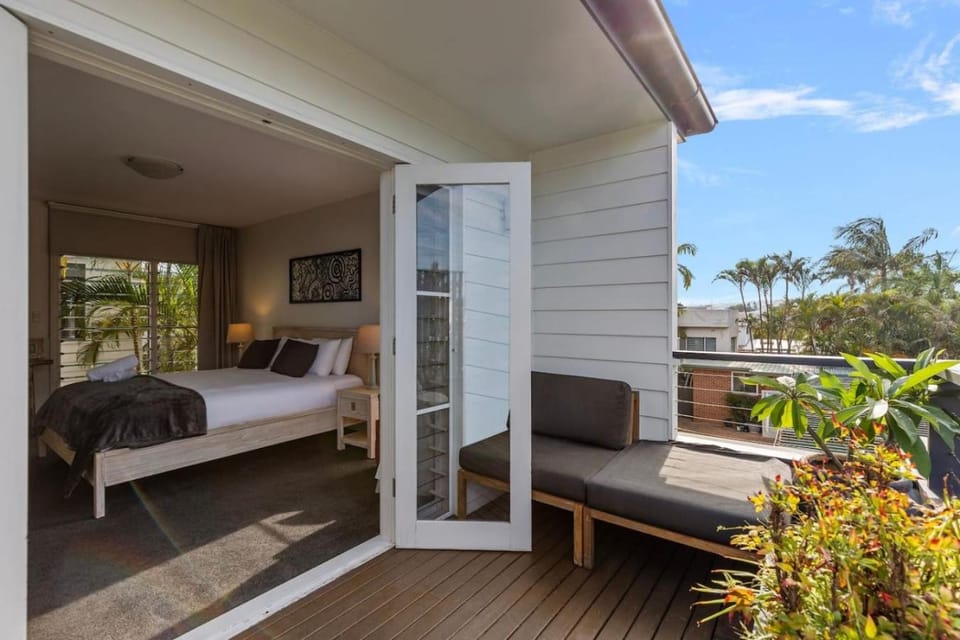 Pavilion-Style Beach House House in Manly