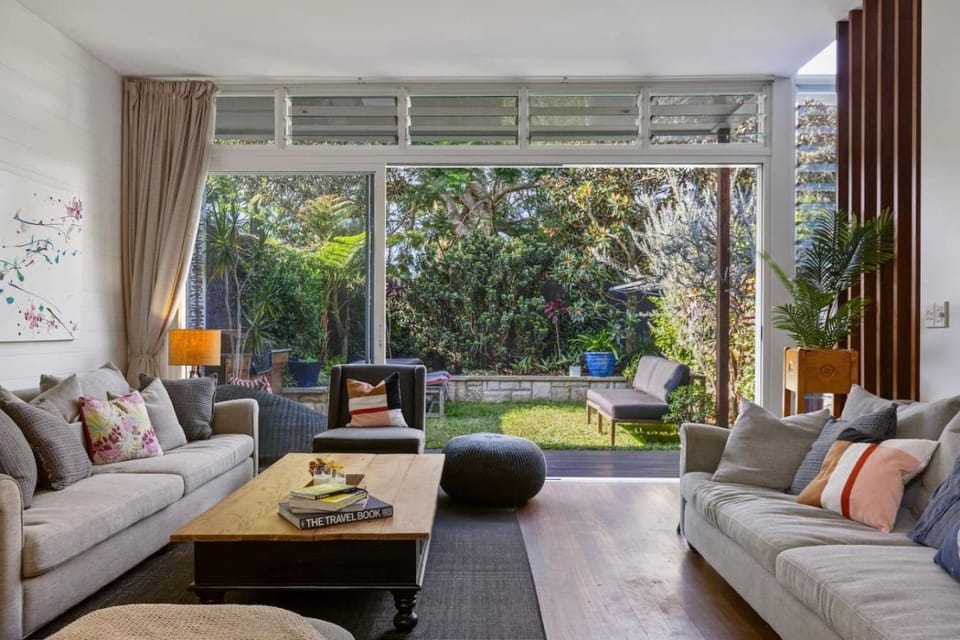 Pavilion-Style Beach House House in Manly