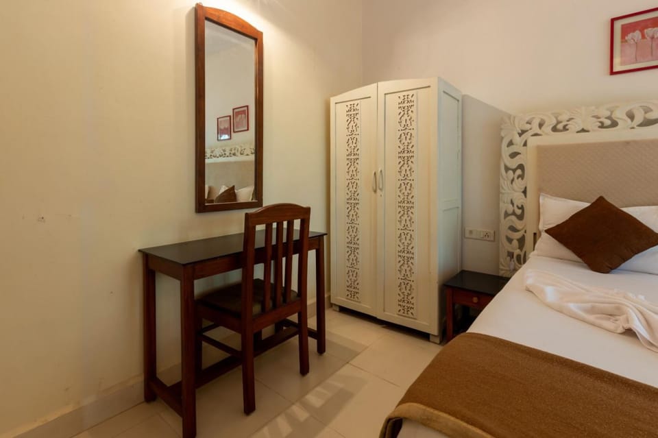 Bed, Photo of the whole room, Bedroom, hair dresser, wardrobe