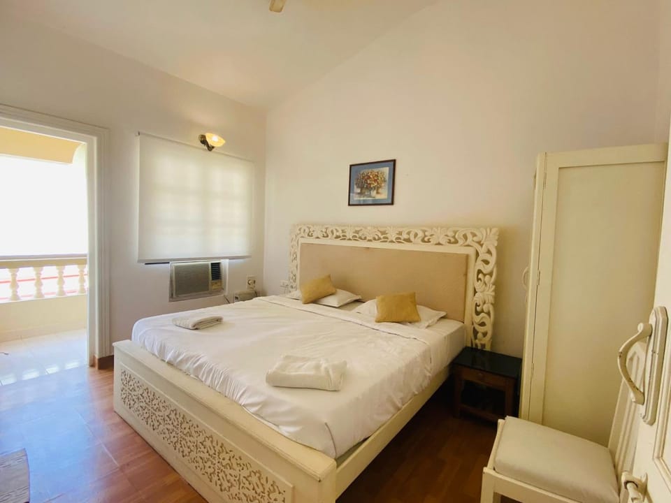 Bed, Bathroom, Photo of the whole room, Bedroom, towels