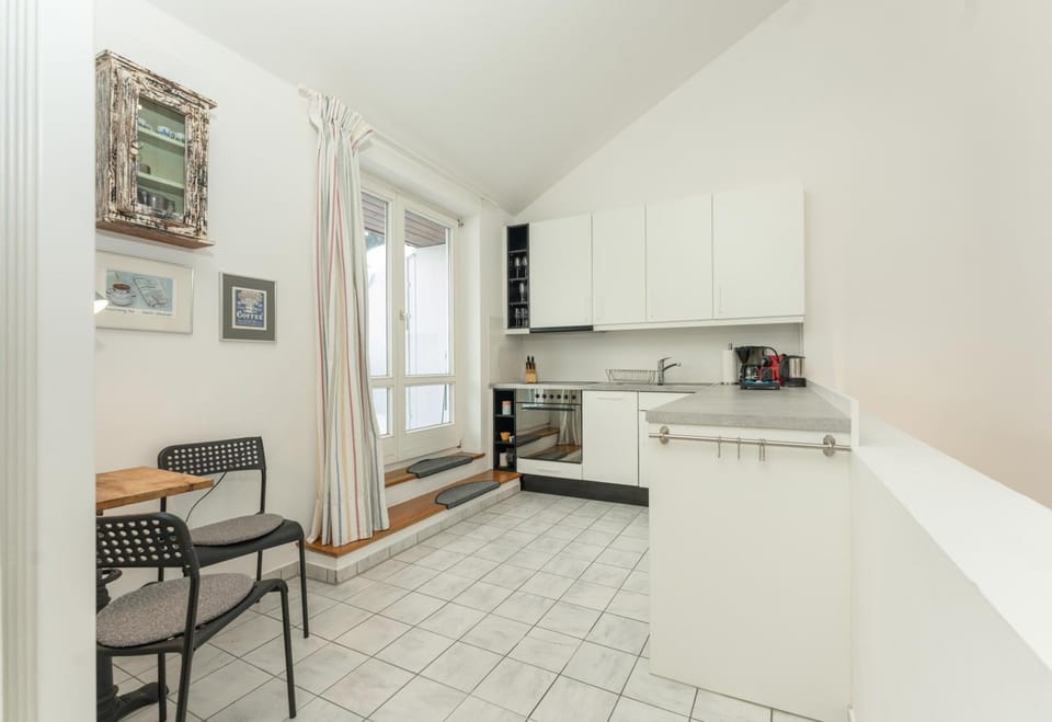 Kitchen or kitchenette, Dining area, stove