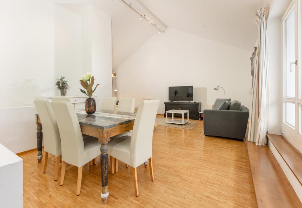 TV and multimedia, Living room, Seating area, Dining area
