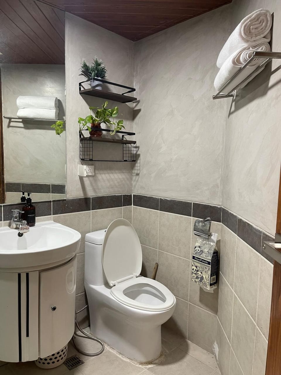 Condo in Paranaque Pasay Spacious and Luxurious Apartment hotel in Pasay