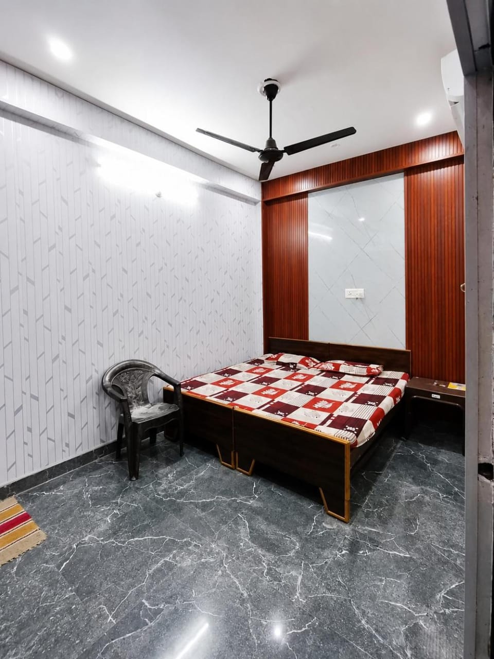 Photo of the whole room, Bedroom, internet