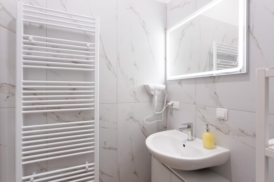 Bathroom, towels