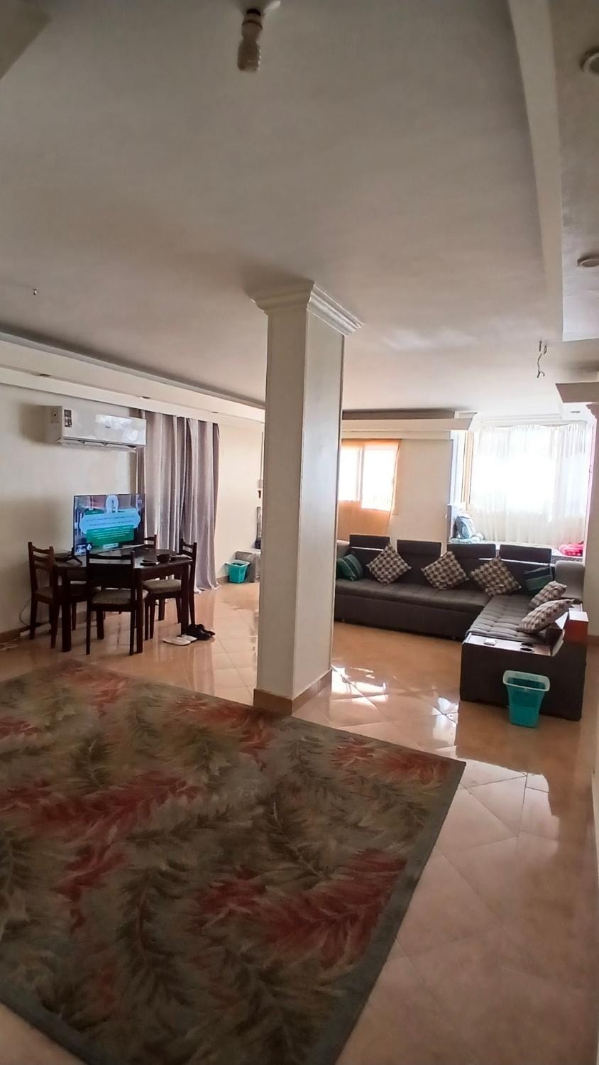 استديو مفروش كبير ومكيف ونظيف ومكان راقي وهدوء Apartment in Cairo Governorate