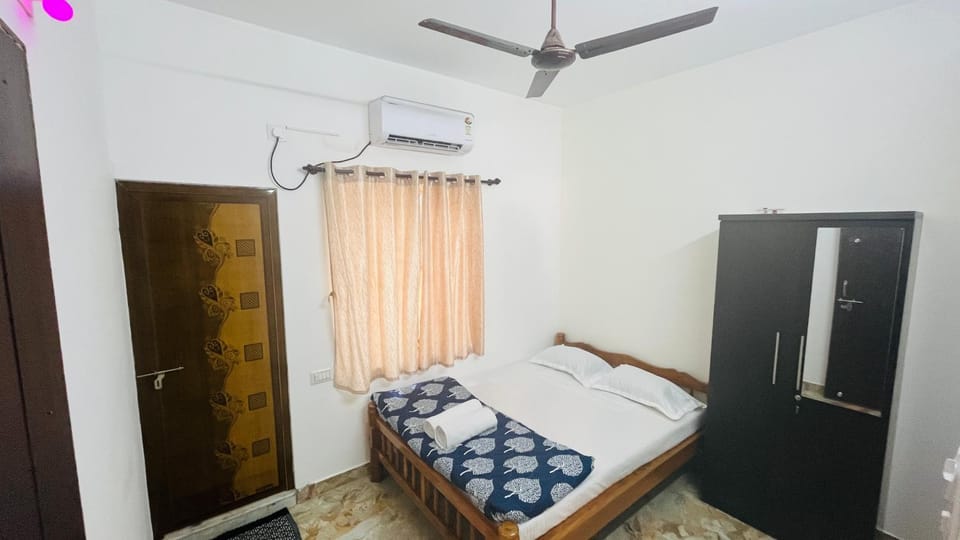 Bed, Photo of the whole room, Bedroom, towels, wardrobe