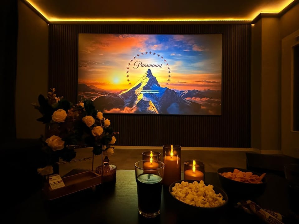 Communal lounge/ TV room, Living room, Food and drinks, Seating area, Evening entertainment