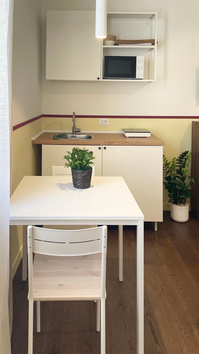 Kitchen or kitchenette, Dining area