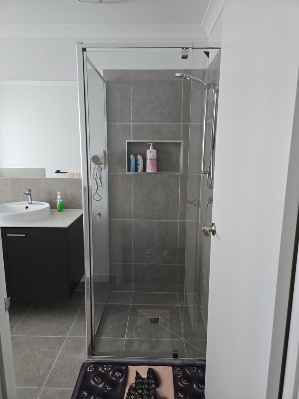 Berwick Modern Private Room- Lounge Room,Bath,Shower,Toilet Bed and Breakfast in Berwick