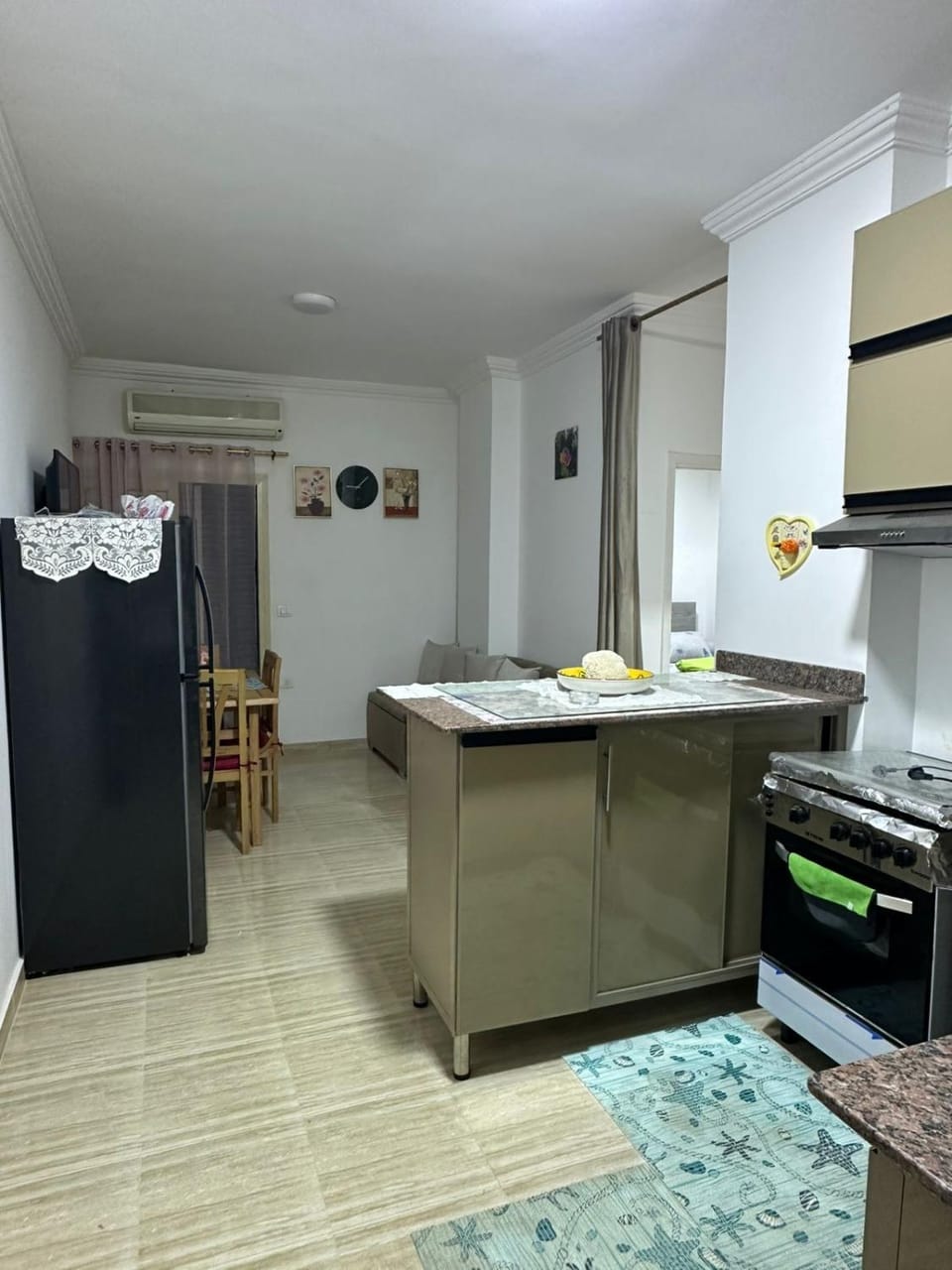 Kitchen or kitchenette, oven