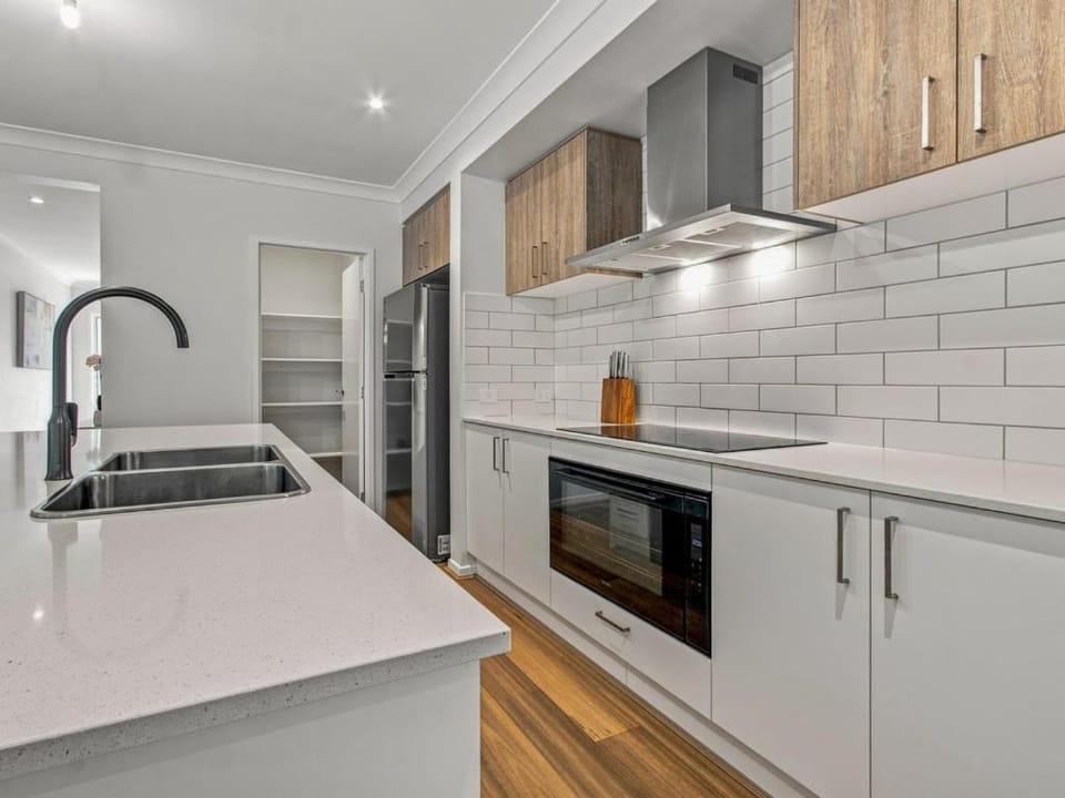 Kitchen or kitchenette, dishwasher, stove