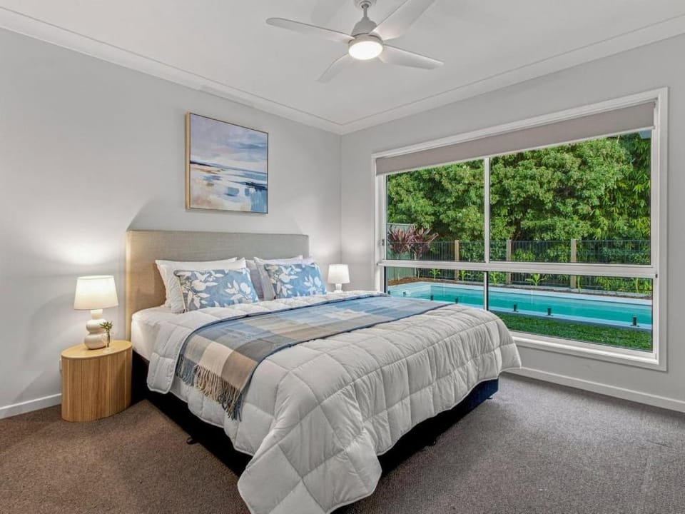 Bed, Photo of the whole room, Bedroom, Pool view, Swimming pool