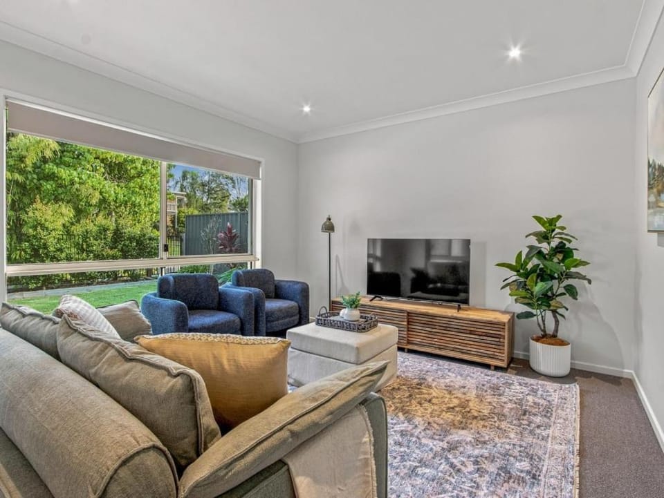 TV and multimedia, Living room, Seating area, Garden view