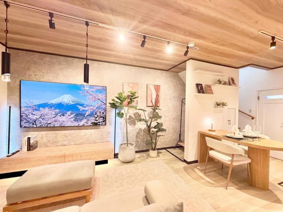 2 min walk to the station, 2 min by train to Skytree, can accommodate 6 ppl, Fully renovated detached house Apartment in Japan