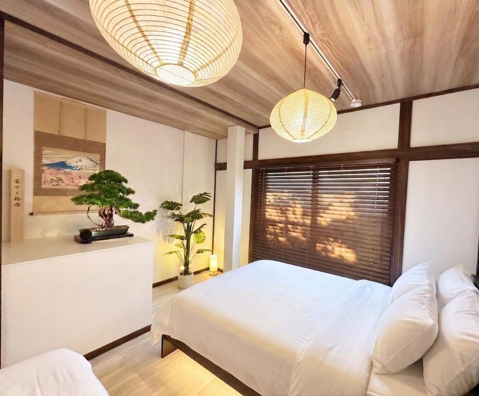 2 min walk to the station, 2 min by train to Skytree, can accommodate 6 ppl, Fully renovated detached house Apartment in Japan