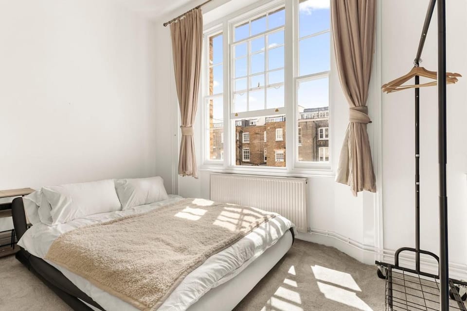 Bright Victorian 1-Bed by Hyde Park & Paddington Apartment in City of Westminster