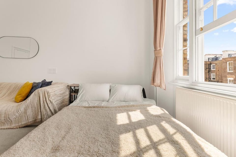 Bright Victorian 1-Bed by Hyde Park & Paddington Apartment in City of Westminster