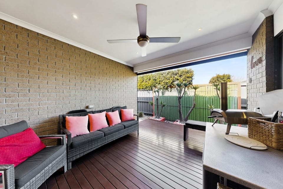 Family 3-Bed Retreat in Point Cook House in Werribee South