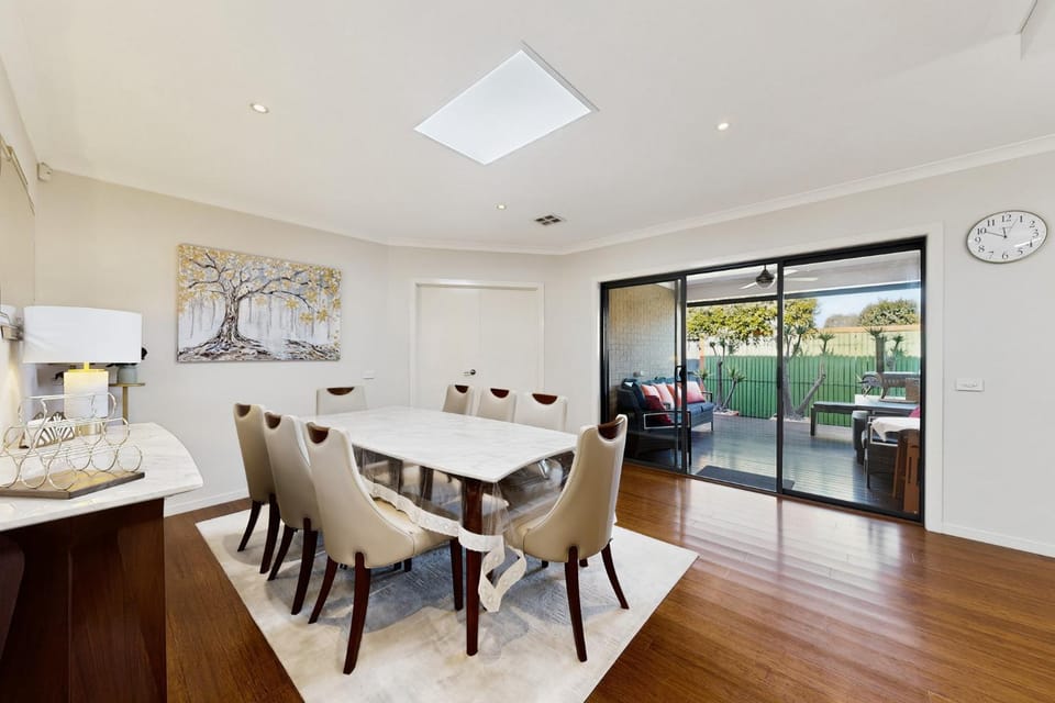 Family 3-Bed Retreat in Point Cook House in Werribee South