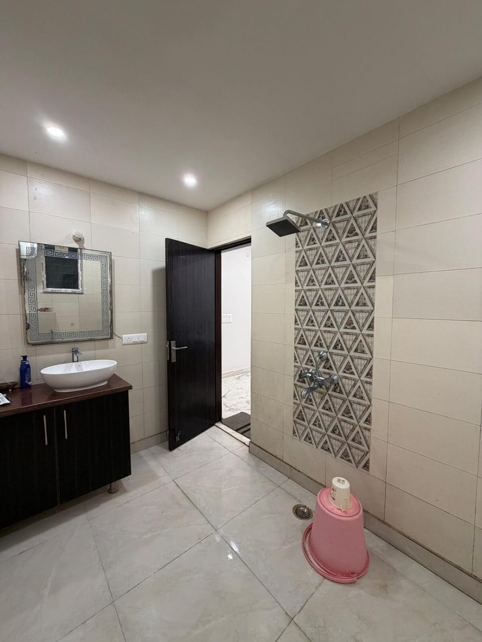 Luxury AC 4-BHK Vasant Kunj ILBS South Delhi Apartment in New Delhi