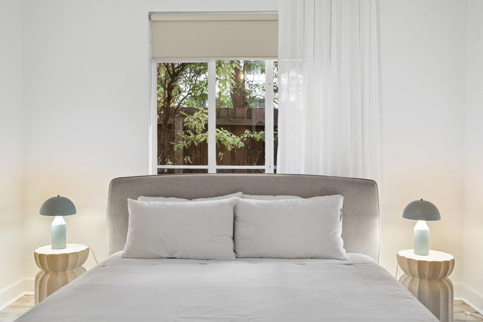 Poolside Art Deco Apartment in St Kilda West Apartment in Melbourne