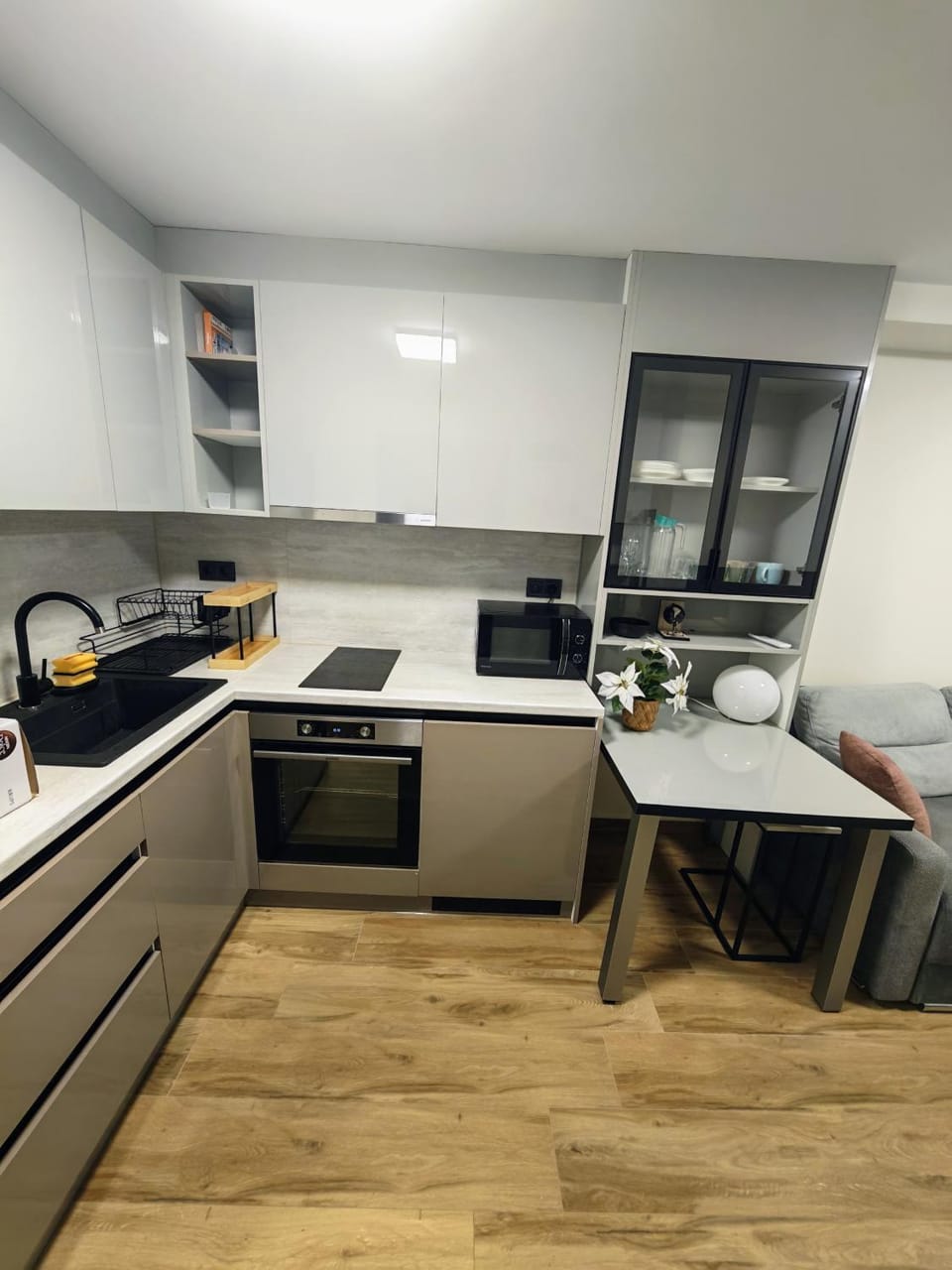 Kitchen or kitchenette, Dining area, microwave, oven, stove