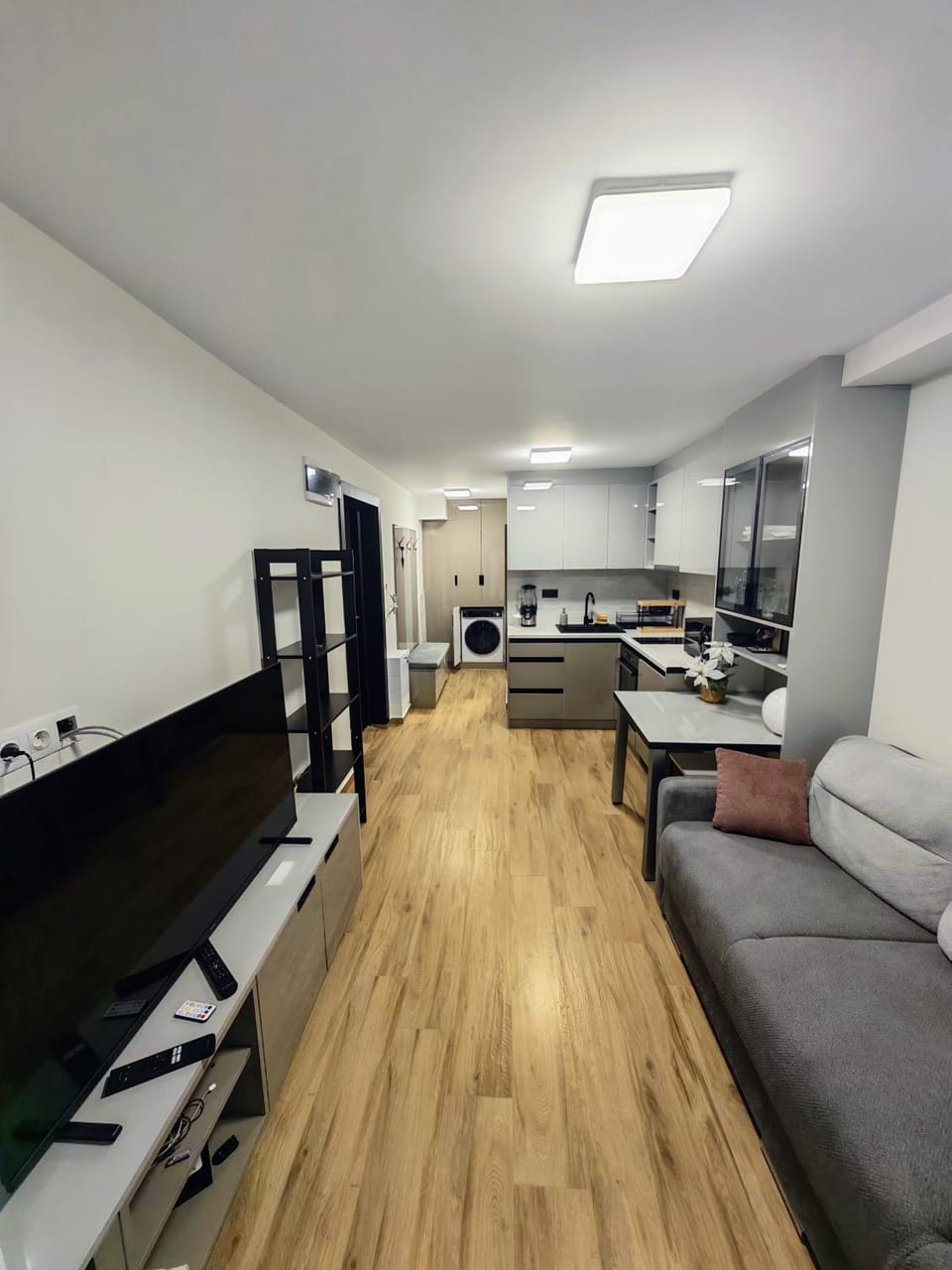 TV and multimedia, Kitchen or kitchenette, Living room, Seating area, Dining area