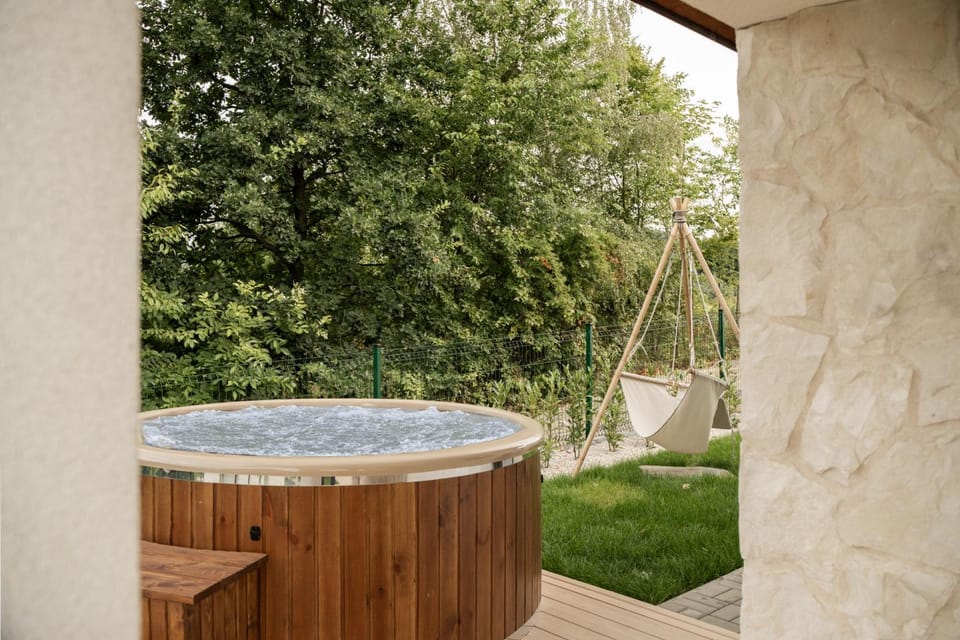 Garden, Hot Tub