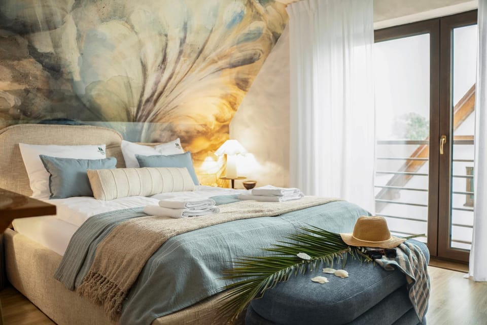 Bed, Bedroom, towels