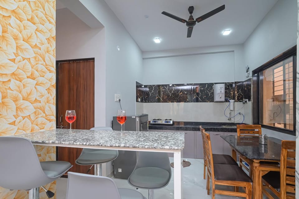 Kitchen or kitchenette, Living room, Seating area, Dining area, fireplace