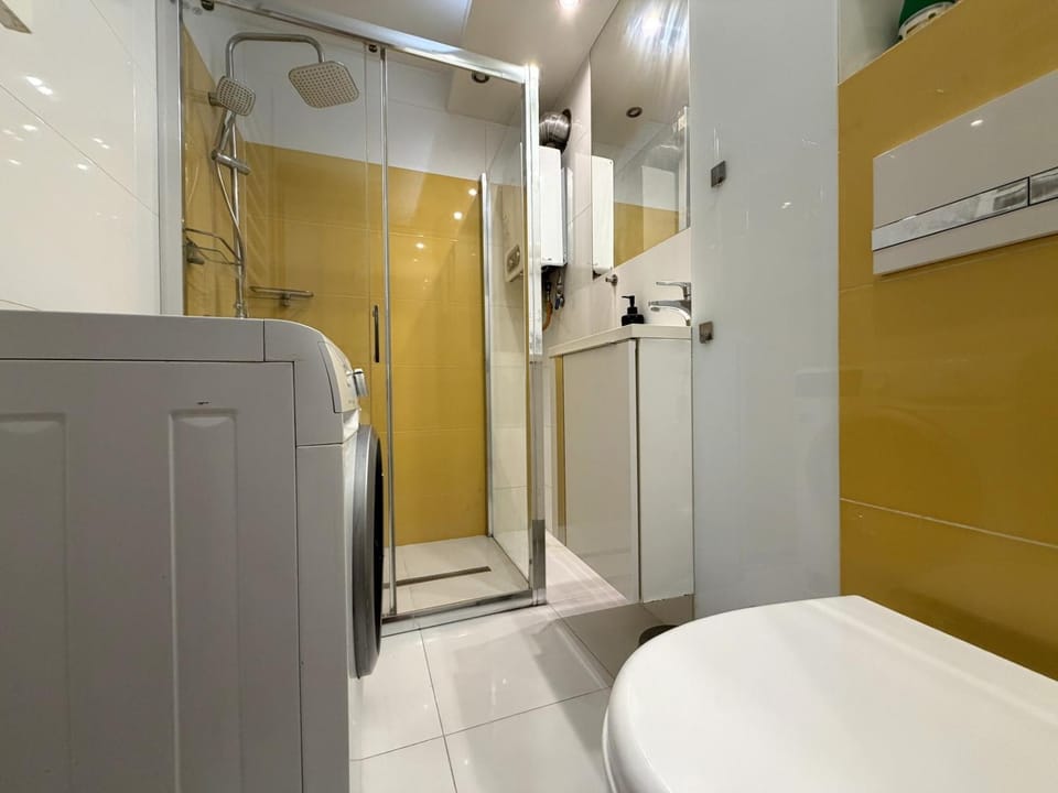 Shower, Toilet