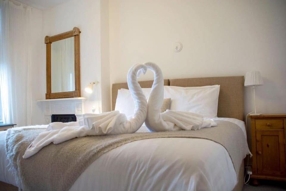Malvern Hills 3-Bed Retreat, Sleeps 8, Free Park Apartment in Malvern Hills District