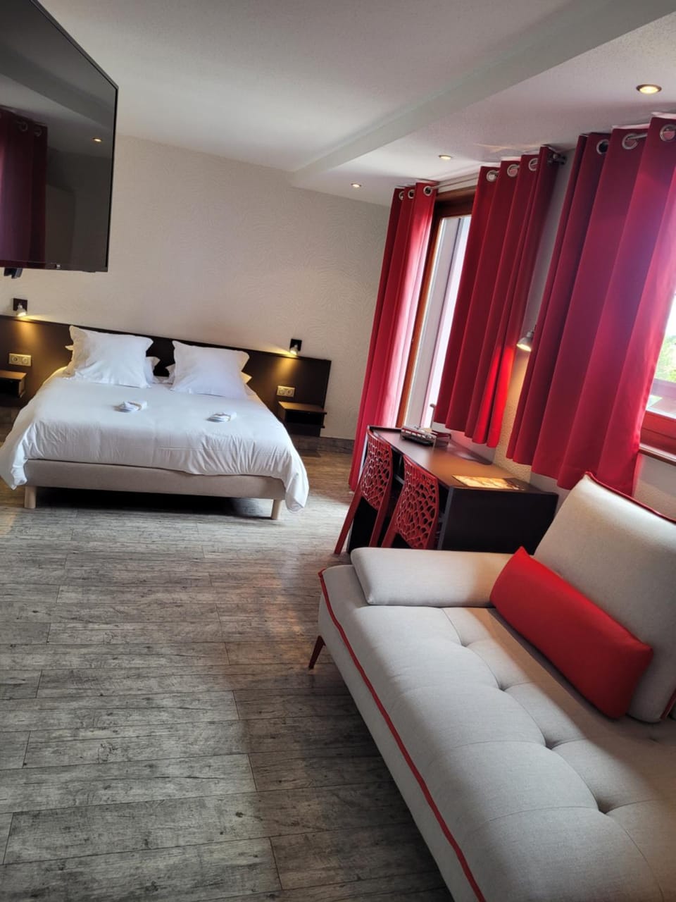 Photo of the whole room, Bedroom