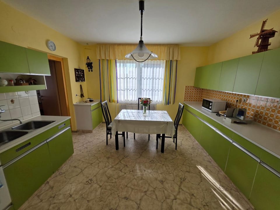 Kitchen or kitchenette, Dining area, stove