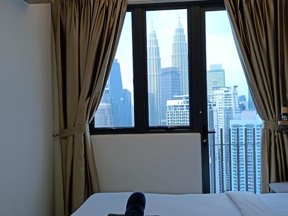 Bed, View (from property/room), Balcony/Terrace, Photo of the whole room, Bedroom, City view
