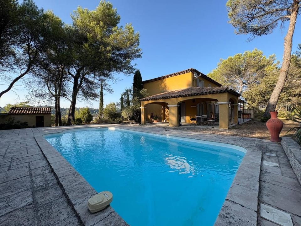 House with Sainte-Victoire View Villa in French Riviera