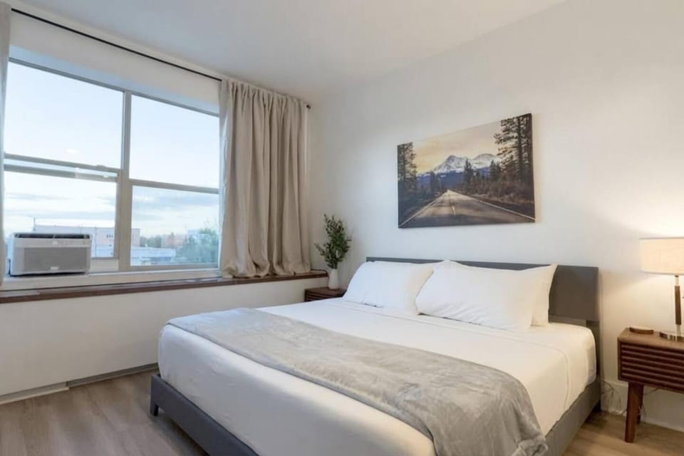 202 at The George - Mid-Century King Suite with View Apartment in Klamath Falls