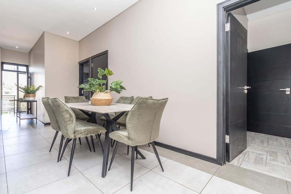 Contemporary London Living! Apartment in Sandton