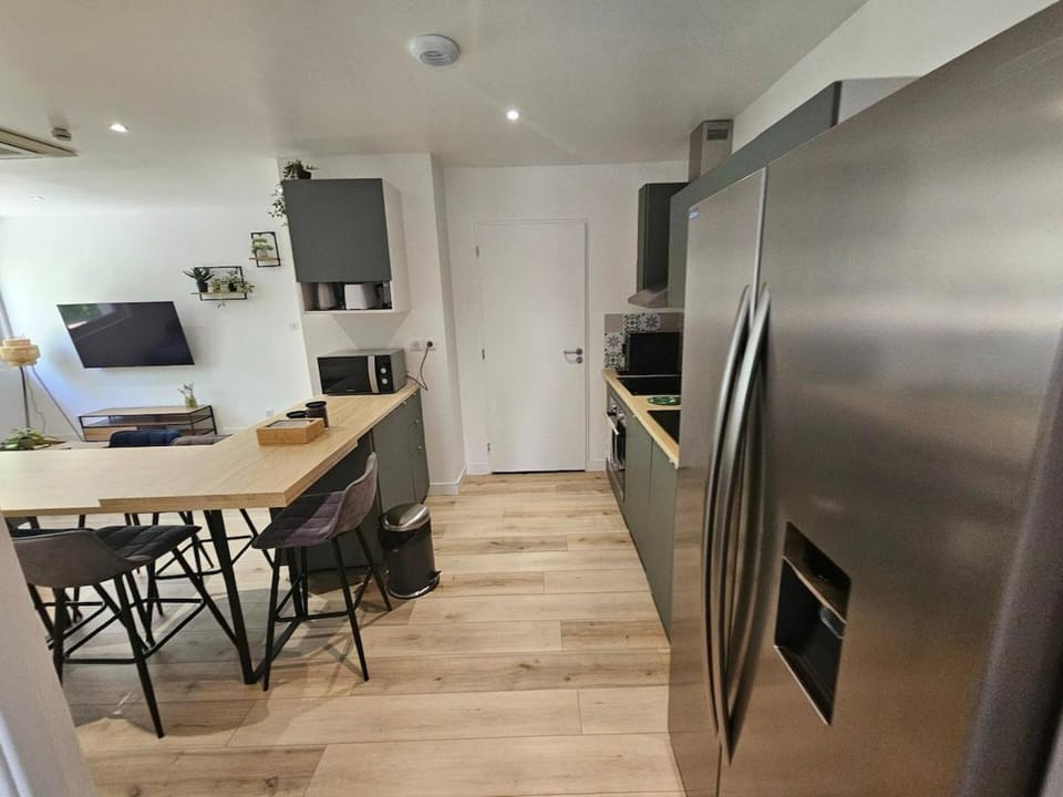 TV and multimedia, Kitchen or kitchenette, oven, stove