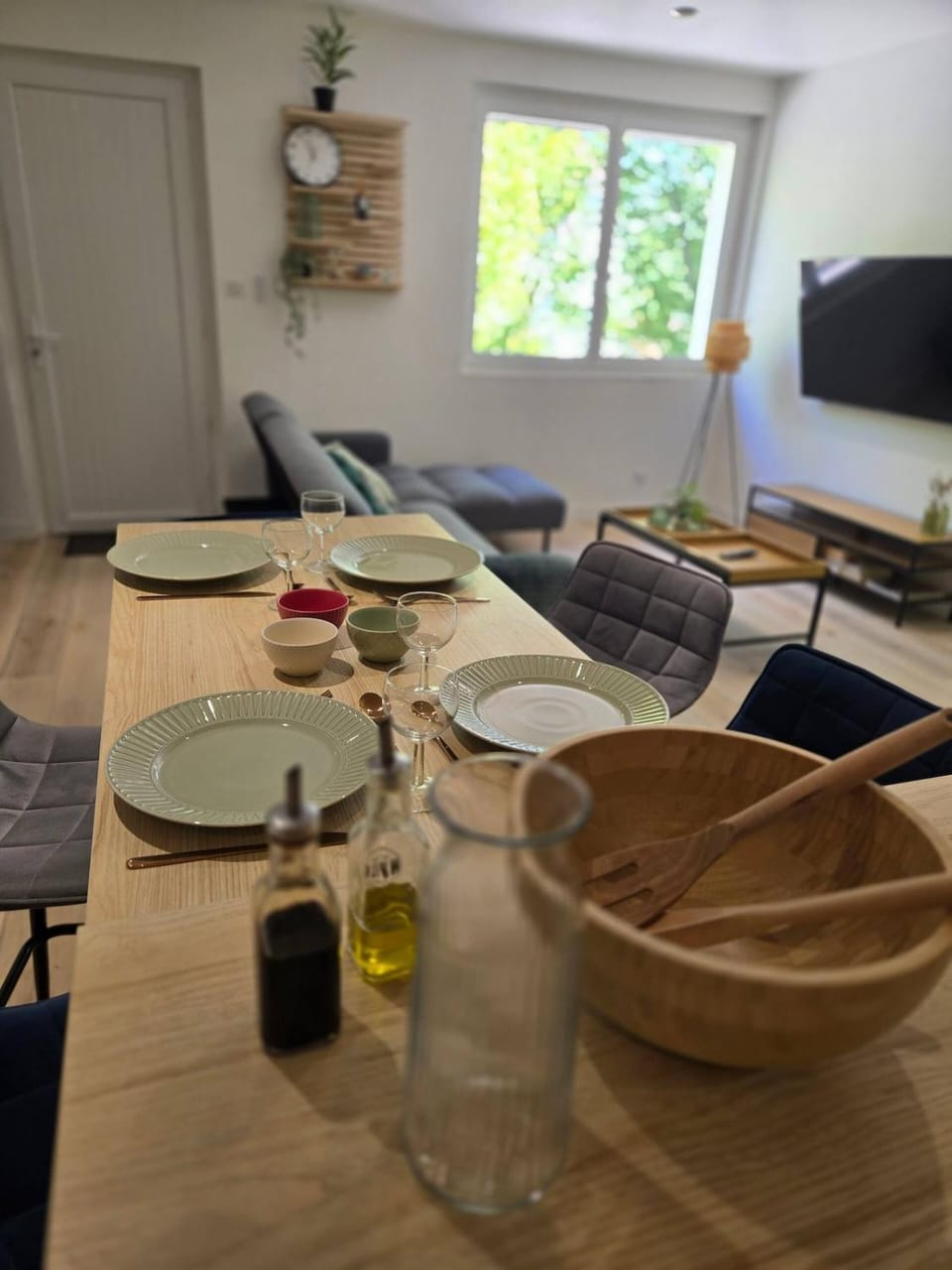TV and multimedia, Living room, Seating area, Dining area