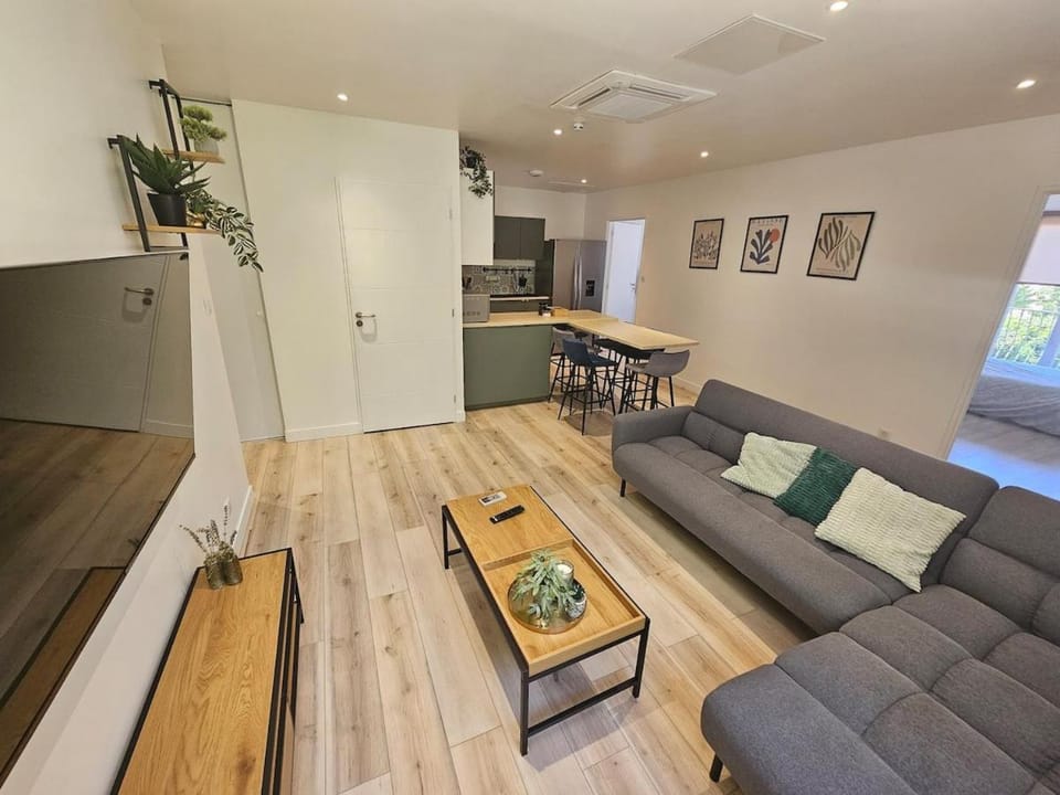 Communal lounge/ TV room, TV and multimedia, Kitchen or kitchenette, Living room, Seating area, Dining area