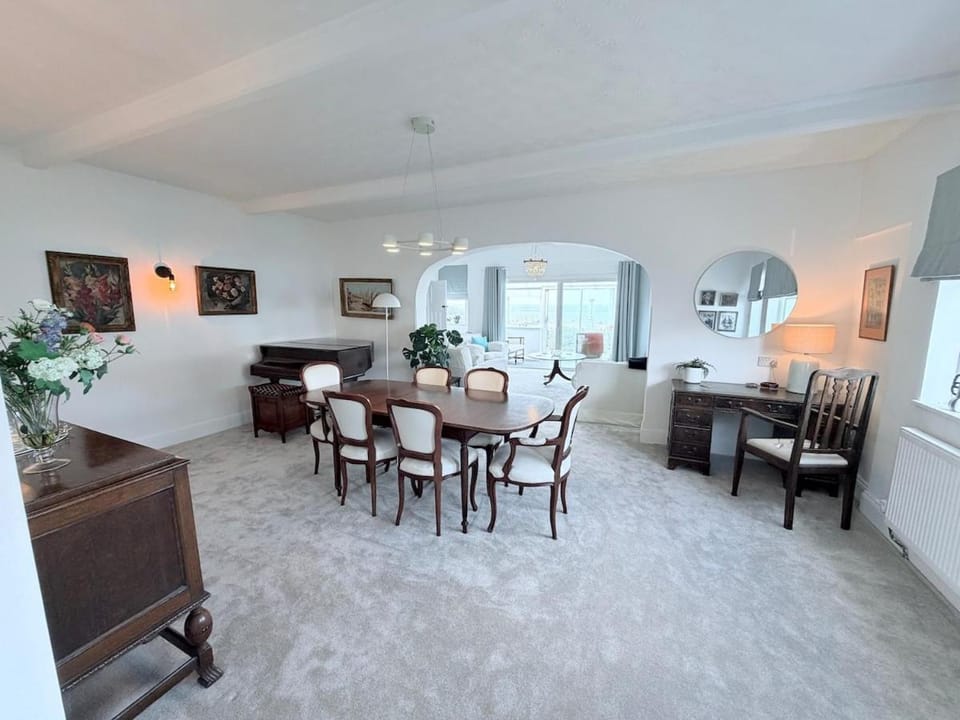 Seafront Escape with Amazing Sea Views and parking House in Whitstable