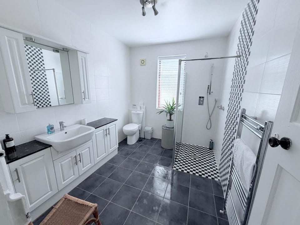 Seafront Escape with Amazing Sea Views and parking House in Whitstable