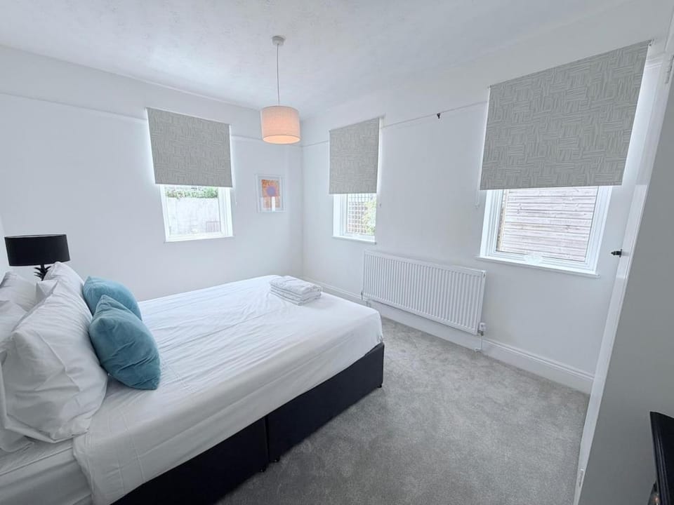 Seafront Escape with Amazing Sea Views and parking House in Whitstable